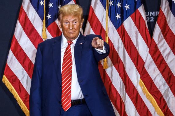 Former President Do<em></em>nald Trump acknowledges a supporter in Iowa.