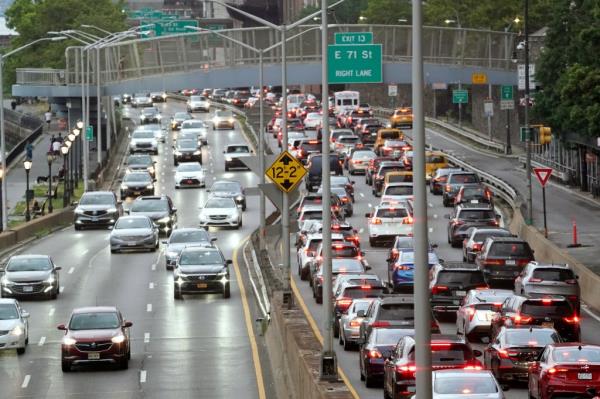 010424 Showing left to right: Staten Island Borough President Vito Fossella and United Federation of Teachers Michael Mulgrew.  They and Lawyer Alan Klinger and NY State Senator Jessica Scarcella-Spanton, giving a Presser at the Borough Hall Plaza at 10 Richmond Terrace in Staten Island, NY., a<em></em>bout havin<em></em>g filed a Lawsuit asking the court to halt the implementation of co<em></em>ngestion pricing in Manhattan, NY.