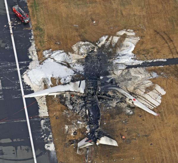 An aerial photo shows the remains of the Japanese Airlines plane.